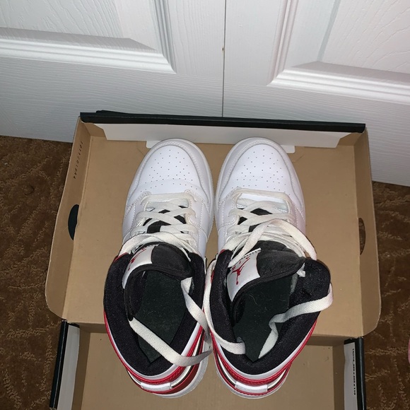Jordan 1 black/white/red mids; size 5.5y - Picture 4 of 7